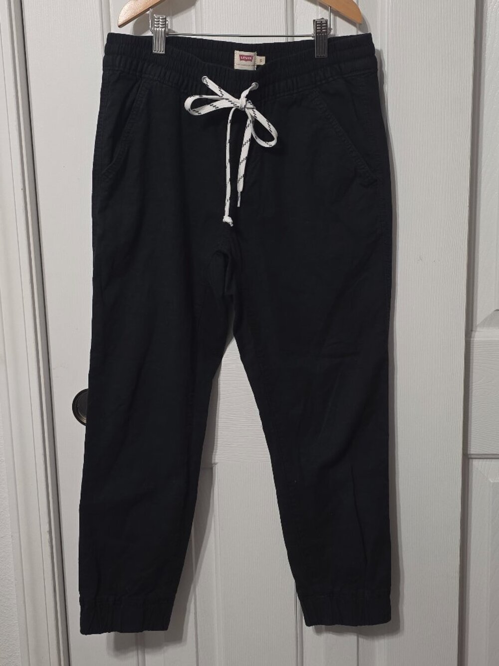 Black Levi's cropped jogger pants, Size Small